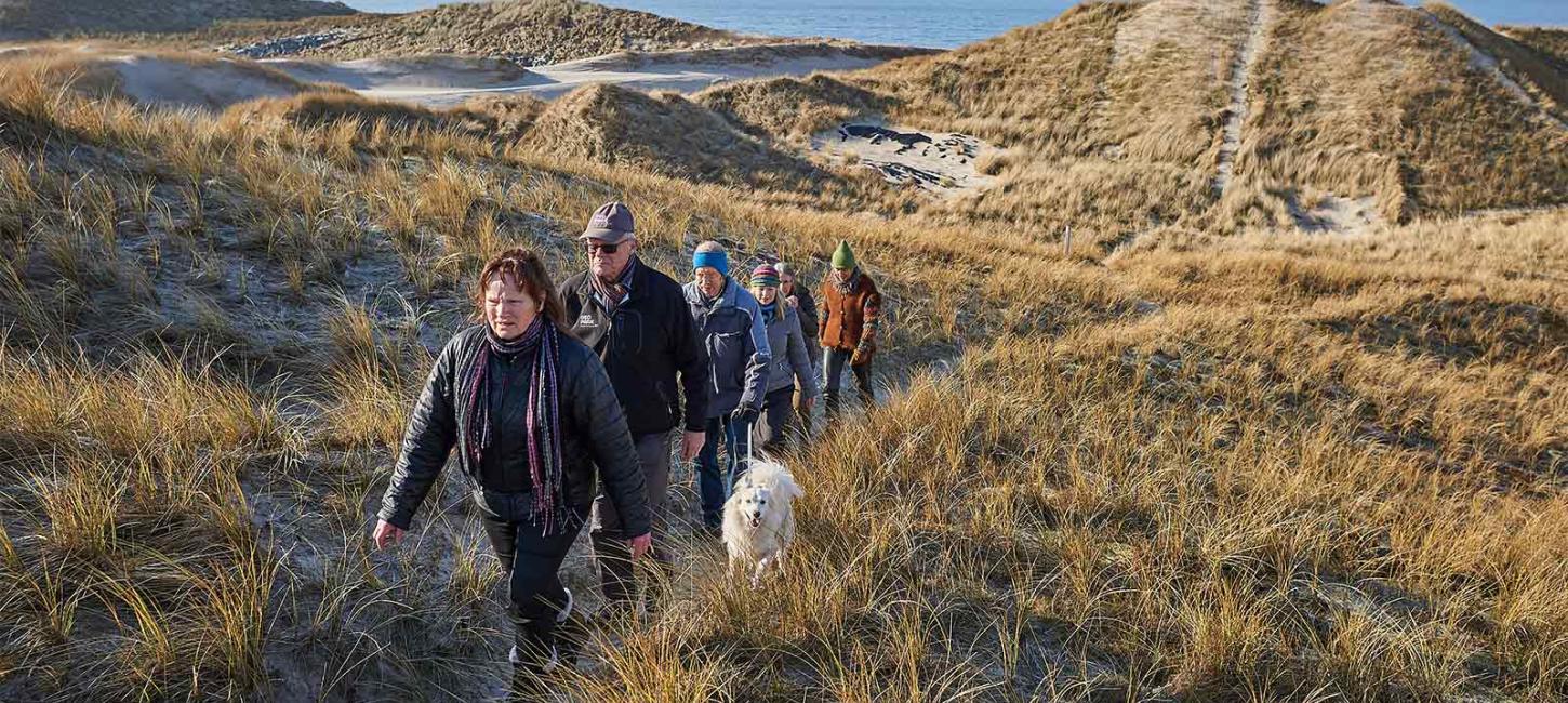 Vandrere i Naturpark Nissum Fjord ved Vesterhavet